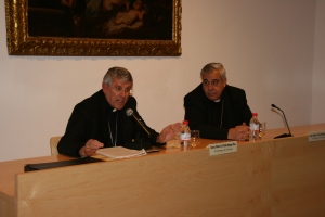 Mons. Javier Martínez junto a Mons. Braulio Rodríguez, en la clausura de la X Semana de la familia.