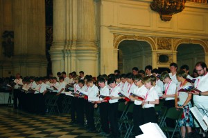 Coro de niños cantando durante la Eucaristía de clausura.