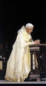 Benedicto XVI orando