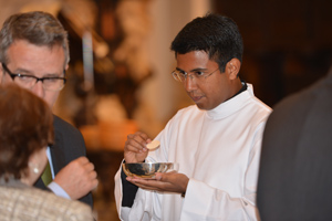 Uno de los seminaristas dando la comunión, tras recibir los Ministerios.