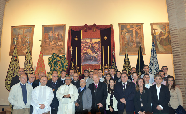 El Arzobispo con los hermanos mayores y jóvenes de las Cofradías del Albaicín y Sacromonte.